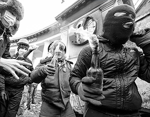 По мнению экспертов, и манифестанты, и стражи порядка перешли пока в Киеве к «подобию позиционной войны» 
