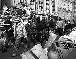 Милиция дрожит перед боевиками в масках, которые наводят свой «новый порядок» на улицах украинских городов