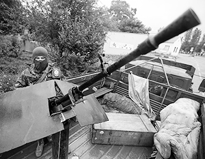 Боец батальона «Восток» защищает КПП в Донецке от воздушных атак – с помощью старого зенитного пулемета