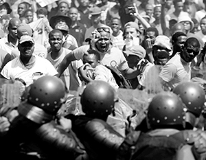 Массовые протесты и бунты в ЮАР давно стали обыденностью