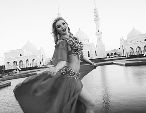 Станцевавшей у мечети артистке запрещают концерты