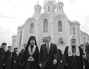 Президент Путин с епископом Тихоном и патриархом Кириллом в Сретенском монастыре