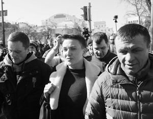 Надежда Савченко отказалась ехать под арест на «воронке» и прошлась в тюрьму пешком