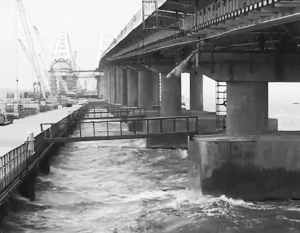На Крымском мосту сняли фантасмагорическое видео