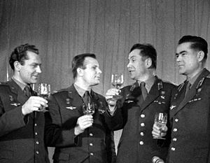 Герман Титов, Юрий Гагарин, Павел Попович и Андриян Николаев поднимают бокалы в честь наступления 1963 года