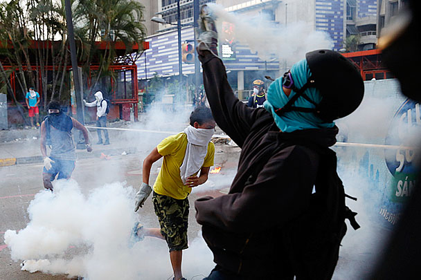 В столице Венесуэлы возобновились антиправительственные акции протеста, после того как президент страны Николас Мадуро объявил о разрыве дипломатических отношений с Панамой. В ходе столкновений между протестующими и военнослужащими из Национальной гвардии погибли 20 человек