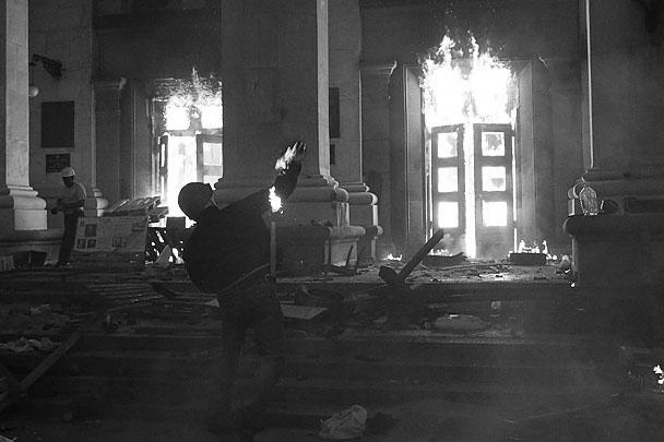 В результате пожара в Доме профсоюзов в Одессе погибли по меньше мере 46 человек, еще более 100 получили ранения и попали в больницу. Среди пострадавших оказался 21 милиционер. По свидетельству очевидцев, боевики «Правого сектора», которые подожгли здание с людьми, не давали выбраться одесситам из горящего здания