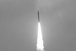 Фотографию испытательного пуска новой межконтинентальной баллистической ракеты «Ярс», оснащенной разделяющейся головной частью, опубликовало Минобороны. Как сообщается, запуск прошел успешно