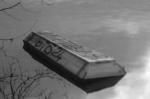 Около двадцати гробов проплыли в пятницу, 13 ноября, по Москве-реке. На них были нанесены названия банков и надпись «ипотека». Таким образом валютные ипотечные заемщики отправили несговорчивые банки в свободное плавание вслед за рублем