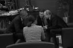 Владимир Путин и Барак Обама кратко побеседовали на полях саммита «двадцатки» в турецкой Анталье. Президенты России и США заняли места в креслах друг напротив друга и более 20 минут разговаривали один на один в присутствии лишь переводчиков. Днем в воскресенье Путин и Обама успели обменяться рукопожатием