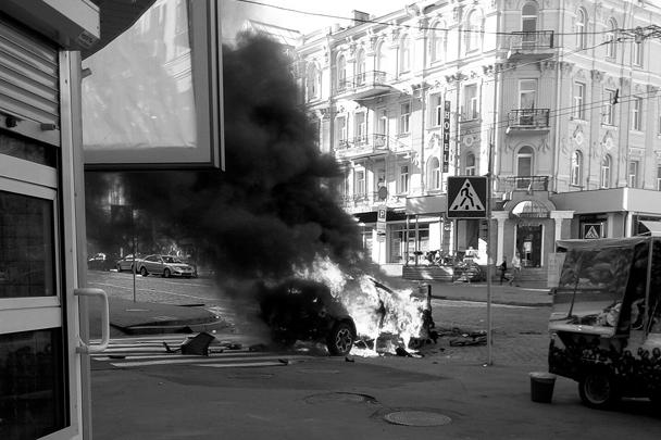 Утром 20 июля в центре Киева был взорван автомобиль, в котором находился известный журналист Павел Шеремет. Убийцы сработали профессионально, констатировали в МВД Украины