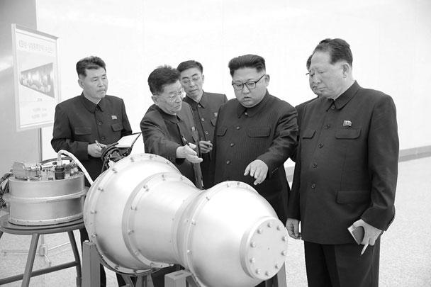 Власти КНДР официально объявили об успешном испытании водородной бомбы. Термоядерное оружие для боеголовок перед испытанием осмотрел северокорейский лидер Ким Чен Ын. Бомба предназначена для межконтинентальных баллистических ракет. Ее мощность может достигать сотни килотонн