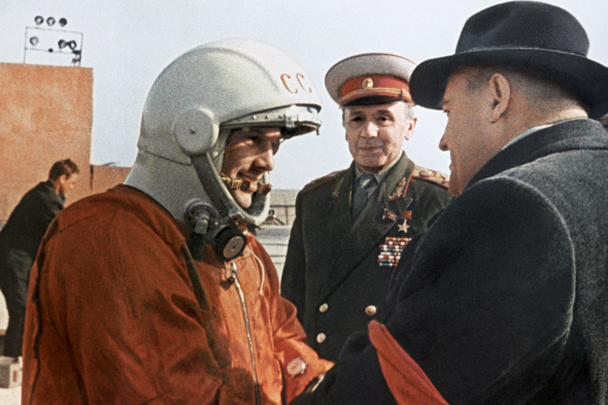 Последние напутствия главного конструктора Сергея Павловича Королева (справа) Юрию Гагарину перед стартом