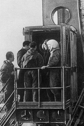 Первый космонавт Юрий Гагарин у входа в лифт-подъемник космического корабля «Восток-1»