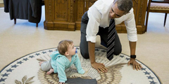 В Facebook Белого дома появилось фото президента США Барака Обамы, где он ползает по ковру с дочерью директора по коммуникациям Белого дома Дженнифер Псаки. Фото вызвало насмешки пользователей соцсетей, Обаме посоветовали сделать карьеру сиделки