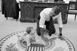 В Facebook Белого дома появилось фото президента США Барака Обамы, где он ползает по ковру с дочерью директора по коммуникациям Белого дома Дженнифер Псаки. Фото вызвало насмешки пользователей соцсетей, Обаме посоветовали сделать карьеру сиделки&#160;(фото: )