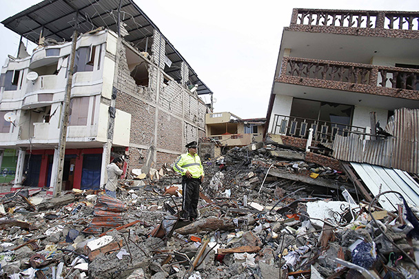 На месте разрушенных зданий продолжаются спасательные работы