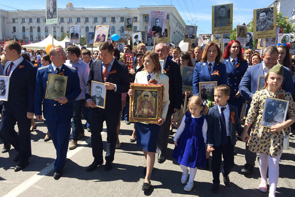 В Симферополе на шествие вышли 40 тыс. человек. Во главе колонны была прокурор Республики Крым Наталья Поклонская с иконой Николая II