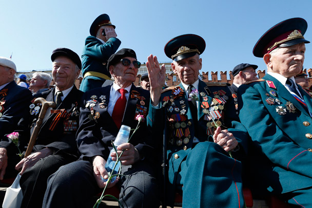 С трибун на Красной площади за парадом наблюдали непосредственные участники Великой Отечественной войны