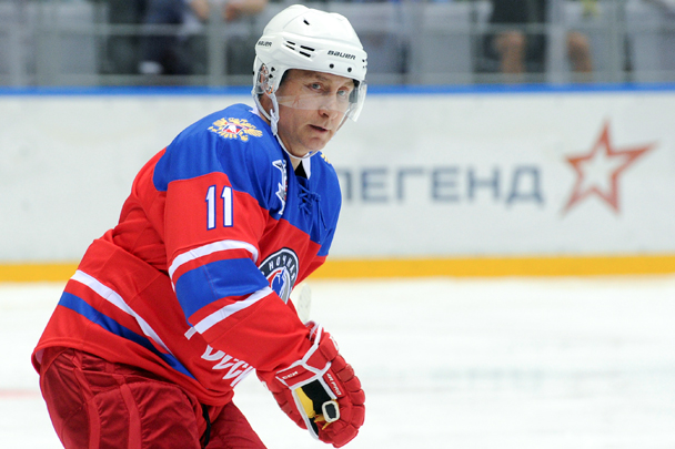 На лед президент России Владимир Путин вышел под номером 11 во втором периоде гала-матча в Сочи