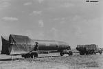 Автопоезд с ракетой Р-1. Р-1 – первая крупная баллистическая ракета, созданная по образцу немецкой А4. Имела определенные конструктивные отличия от прототипа, обусловленные различием в материальной и конструкторской базе. Первая ракета была запущена с полигона Капустин Яр 18 октября 1947 г. Она пролетела 206,7 км и отклонилась влево на 30 км&#160;(фото: пресс-служба Министерства обороны РФ)