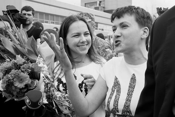 В аэропорту Борисполя Савченко встречали журналисты, общественники, некоторые представители власти, а также ее родственники. Сестра Вера не отходила от летчицы ни на шаг