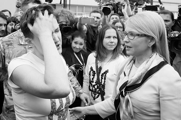 Поприветствовать Савченко приехала Юлия Тимошенко – главный борец за ее статус на Украине. Именно с ее подачи Савченко стала членом делегации ПАСЕ и депутатом Рады от партии «Батькивщина»