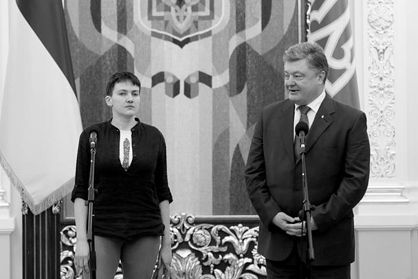 Сразу из аэропорта Савченко направилась на встречу с Петром Порошенко, где вместе с ним выступила перед журналистами, а также получила первую медаль 