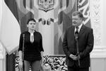 Сразу из аэропорта Савченко направилась на встречу с Петром Порошенко, где вместе с ним выступила перед журналистами, а также получила первую медаль &#160;(фото: Valentyn Ogirenko/Reuters)