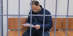 Мэр Владивостока Игорь Пушкарев на скамье подсудимых в Басманном суде Москвы. Несмотря на просьбы защиты, суд принял решение арестовать мэра, обвиняемого следствием в коррупции