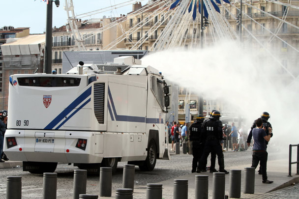 Полиция Марселя, насколько могла, старалась остудить пыл разгоряченных фанатов
