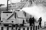 Полиция Марселя, насколько могла, старалась остудить пыл разгоряченных фанатов&#160;(фото: Thanassis Stavrakis/AP/ТАСС)