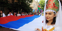 В воскресенье по всей стране прошли празднования Дня России. От Дальнего Востока до Калининградской области состоялись концерты, народные гуляния и митинги. В Москве стартовал фестиваль народов России, а в Симферополе прошел многонациональный парад и танцевальный флешмоб