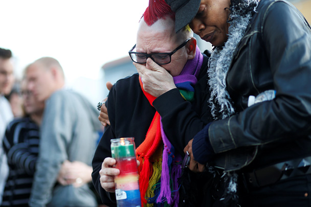 По всей территории США проходят траурные церемонии в память о погибших в Орландо. Неподалеку от Белого дома всю минувшую ночь люди зажигали свечи, звучали призывы прекратить насилие в отношении ЛГБТ-сообщества