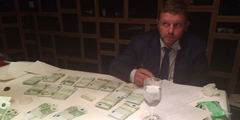 На этой фотографии, распространенной Следственным комитетом, кировский губернатор Никита Белых пишет первые показания по поводу лежащих перед ним купюр. Как утверждает следствие, это крупная взятка, предназначавшаяся чиновнику