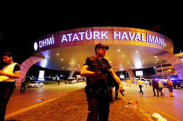 Взрывы произошли на входе, выходе и на парковке аэропорта Ататюрка