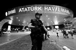 Взрывы произошли на входе, выходе и на парковке аэропорта Ататюрка&#160;(фото: Murad Sezer/Reuters)