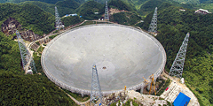 В китайской провинции Гуйчжоу завершили строительство крупнейшего в мире радиотелескопа FAST (Five hundred meter Aperture Spherical Telescope), установив последний из 4450 отражателей. Диаметр его тарелки составляет 500 метров, что на 200 метров больше, чем у его ближайшего соперника в обсерватории Аресибо (Пуэрто-Рико)