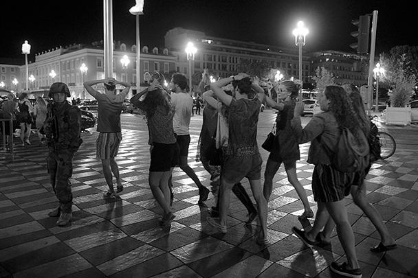 Жители Ниццы и туристы собрались на Английской набережной полюбоваться фейерверком в честь Дня взятия Бастилии