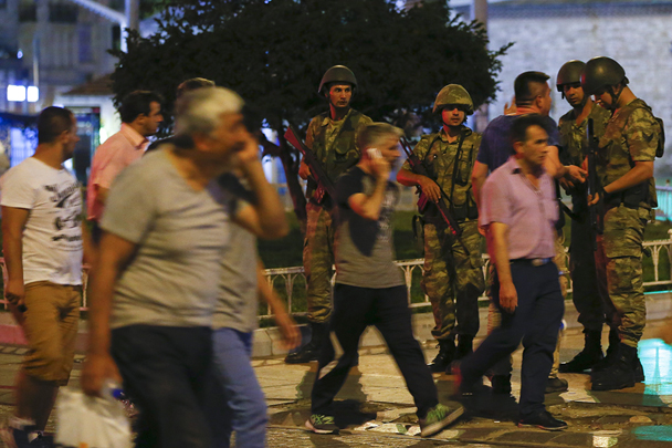 Военные появились на улицах турецких городов