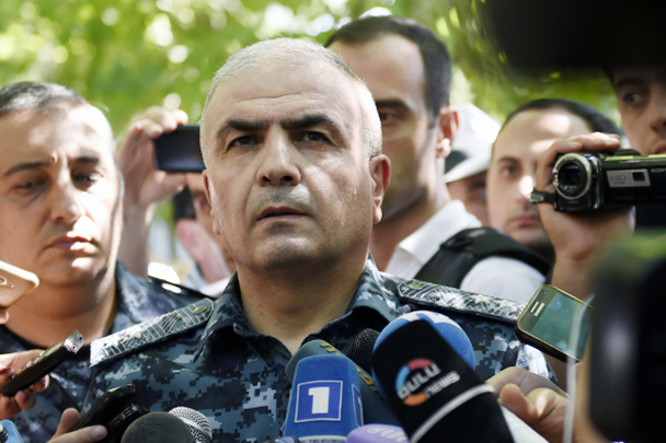 Заместитель начальника полиции Армении Унан Погосян дает интервью у захваченного полицейского участка