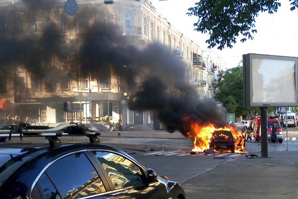 Автомобиль после взрыва вспыхнул пламенем и горел очень долго