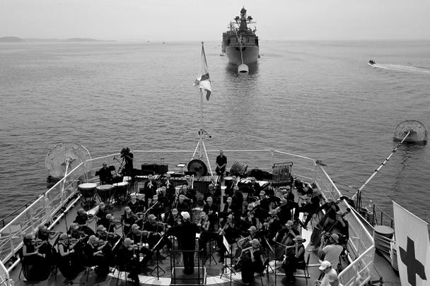Оркестр Мариинского театра под управлением Валерия Гергиева играет на палубе ГРК «Варяг» в рамках празднования Дня Военно-морского флота