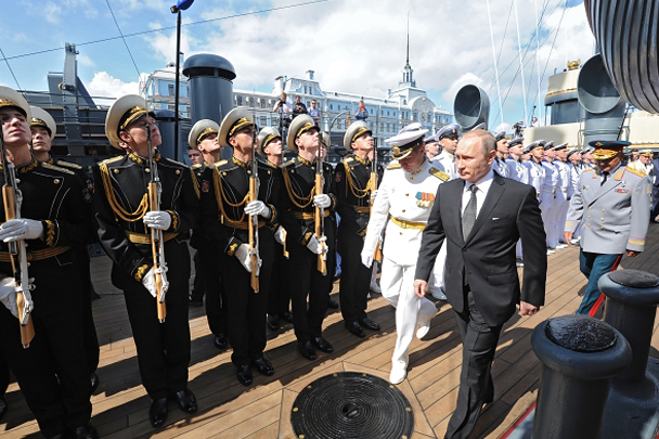 Президент Владимир Путин посетил крейсер «Аврора» в день Военно-морского флота в Санкт-Петербурге. Его сопровождал (на фото – справа) министр обороны Сергей Шойгу