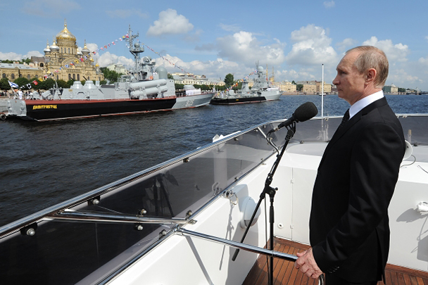Президент России Владимир Путин на катере «Серафим Саровский» принимает парад кораблей на рейде Невы