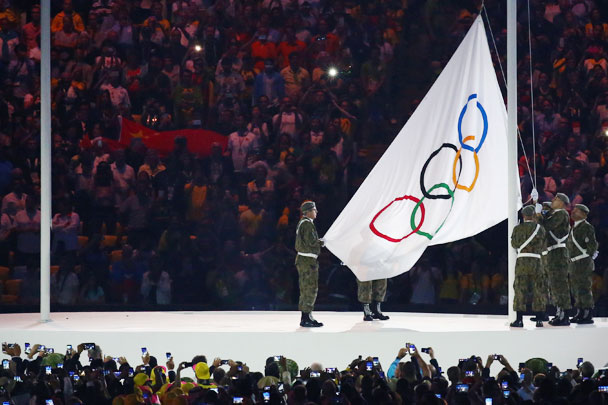Один из главных моментов церемонии – торжественное поднятие флага Олимпийских игр