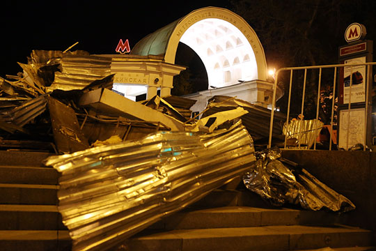 Снос торгового павильона, признанного самостроем, у станции метро «Кропоткинская» в ночь на 29 августа