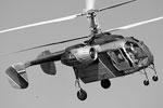 В воздухе многоцелевой вертолет Ка-26. Эта модель впервые поднялась в небо в 1965 году. В своем классе на таких вертолетах было установлено 5 мировых рекордов, в том числе рекорд высоты и скороподъемности. Широкое применение вертолетов Ка-26 в сельском хозяйстве и ГАИ СССР предопределило появление машины на советском киноэкране. Такой вертолет можно увидеть во многих детективных и комедийных кинофильмах 1970–1990 годов – «Старики-разбойники», «Шла собака по роялю», «Все будет хорошо», «Три веселые смены», «Сыщик» и других&#160;(фото: Сергей Александров/ВЗГЛЯД)