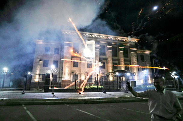 В ночь на субботу около 20 радикалов обстреляли здание российского посольства в Киеве из салютной установки и забросали петардами. Так они выразили протест в связи с предстоящими парламентскими выборами в России. Нацгвардия Украины даже не пыталась задержать нападавших