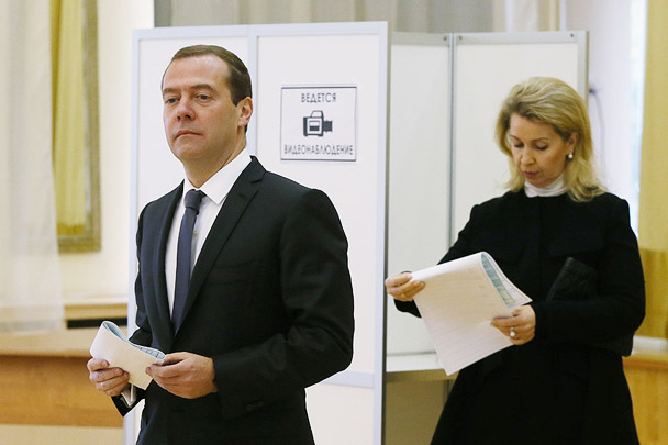 Голосуют председатель правительства Дмитрий Медведев с супругой